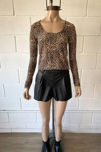 Remera modal soft animal print m-larga cuello cavado