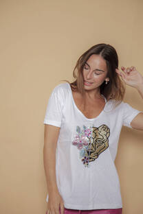 Remera cuello V Tigre flores lentejuelas Art 101466 - 