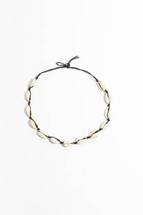 Collar choker con dijes caracoles. - 