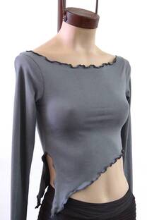 REMERA CUELLO BOTE PICO Y RULETE MODAL SOFT