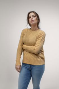 Sweater con cuello y manga trenzada - 