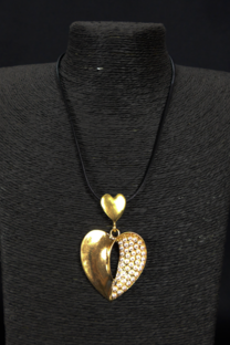 COLLAR TIRA NEGRA CON DIJE CORAZON DETALLE PERLAS - 