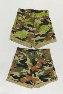 SHORT CAMUFLADO CON TACHAS LATERALES (BOND) - 