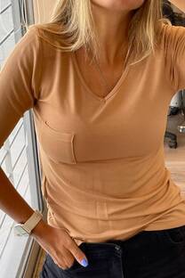 REMERA CUELLO V CON BOLSILLO Y BOTON - 