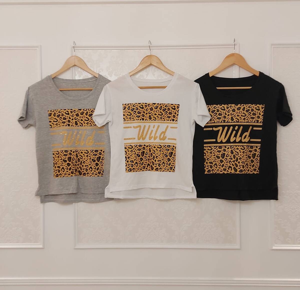 Imagen carrousel Remera Wild Animal Print  Con Tachitas 1