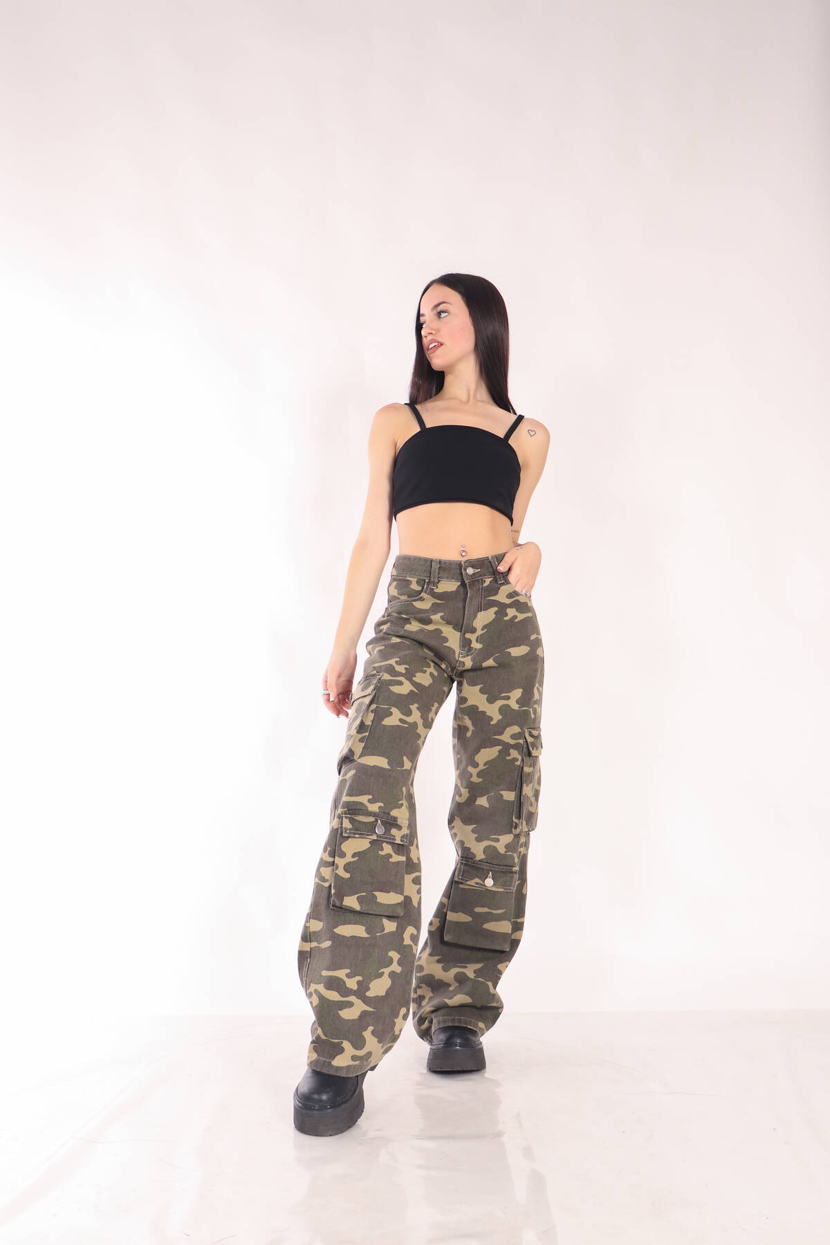 Imagen carrousel Wide leg cargo rigido camuflado con 4 bolsillo ruedo normal 2