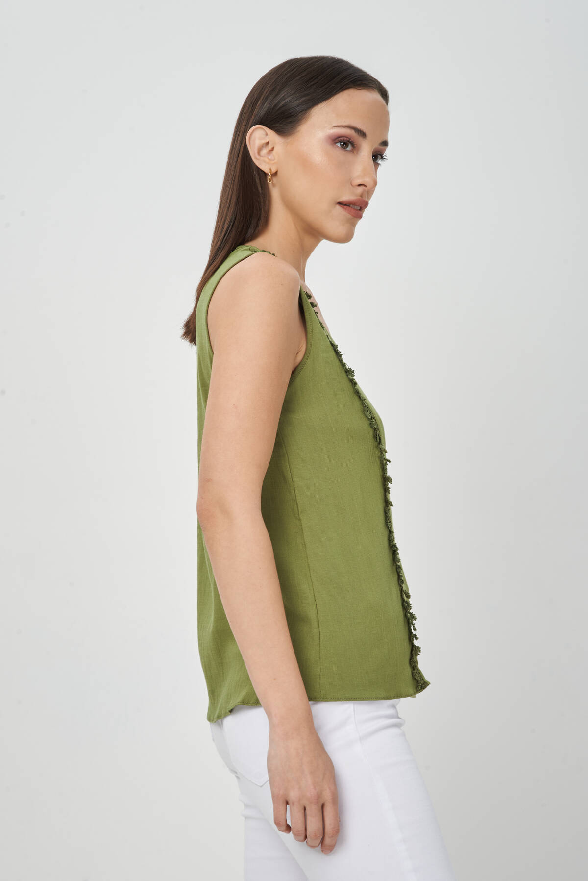 Imagen carrousel MUSCULOSA LINO CON PUNTILLA POMPÓN 1