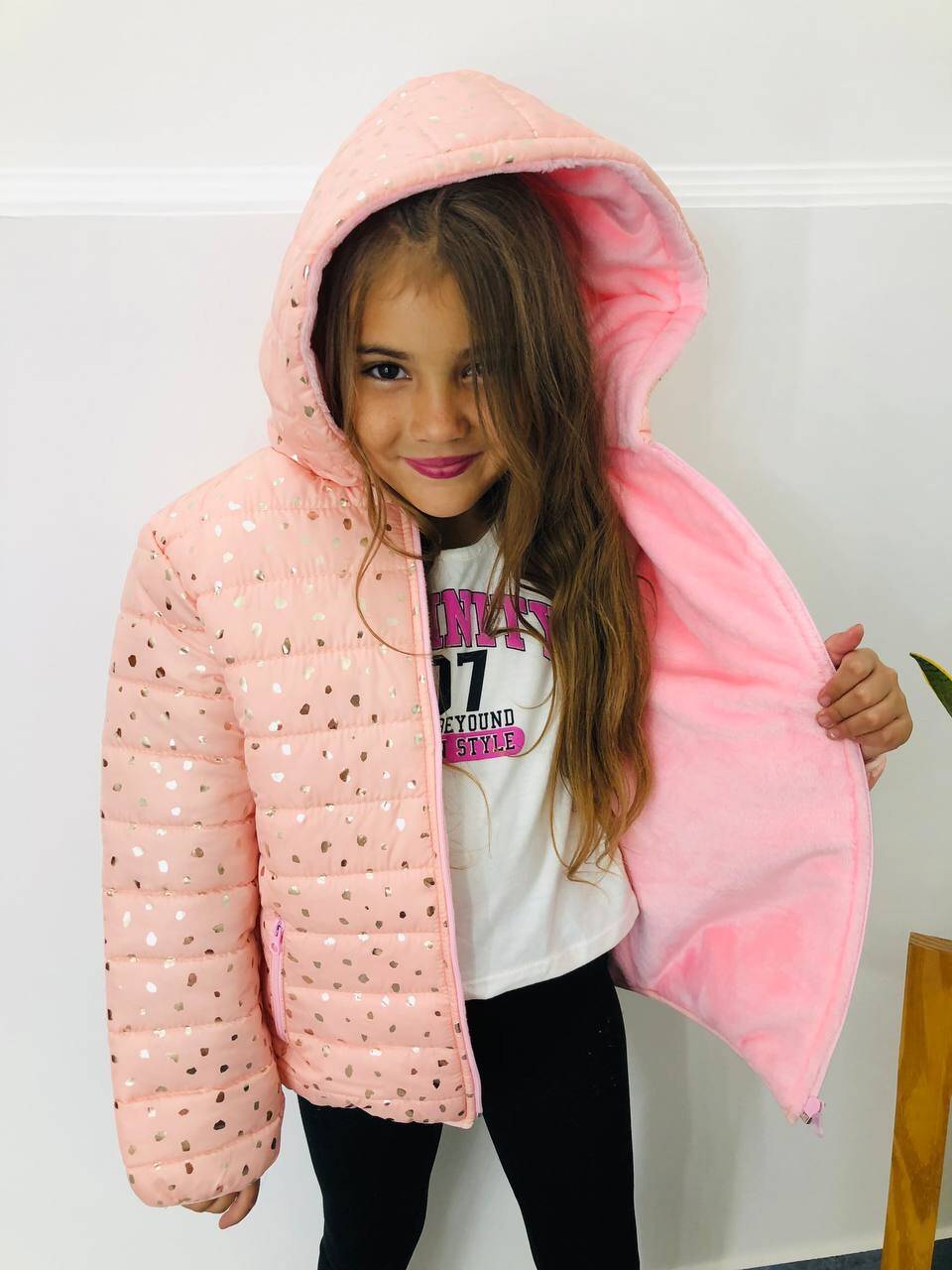 Imagen carrousel CAMPERA CON FOIL GOTITA DE NENA CON PIEL POR DENTRO 1