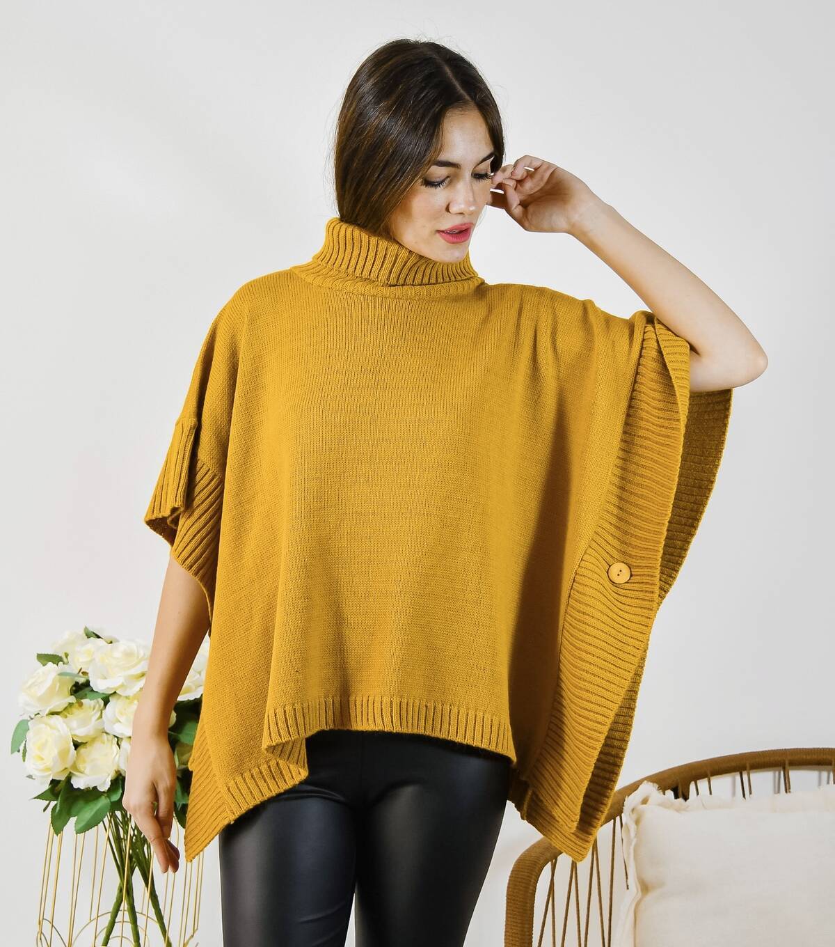 Imagen carrousel PONCHO ACRILICO CON CUELLO Y BOTON 2