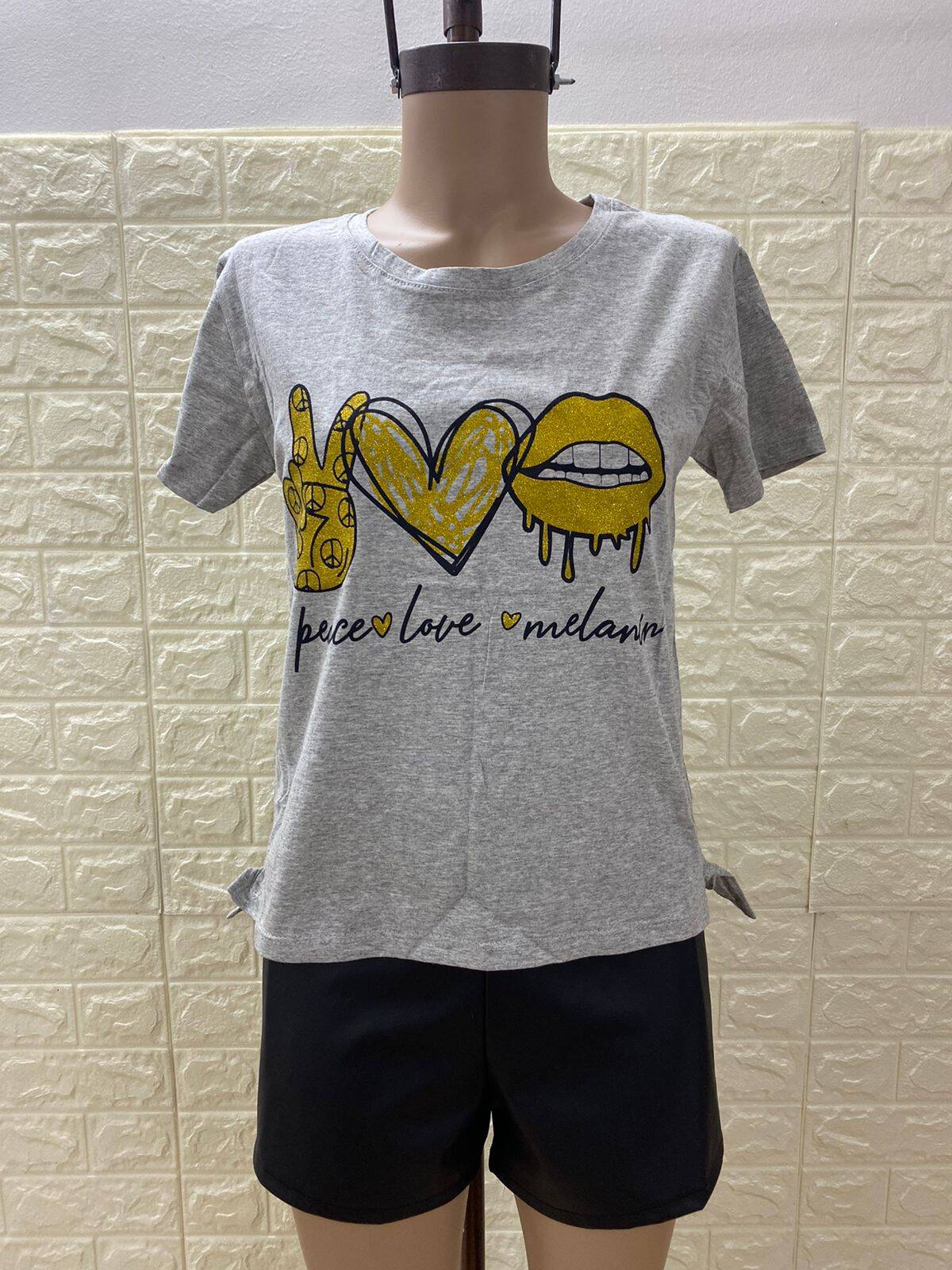 Imagen producto Remera Peace , Love ,Melanin Con Brillitos 2